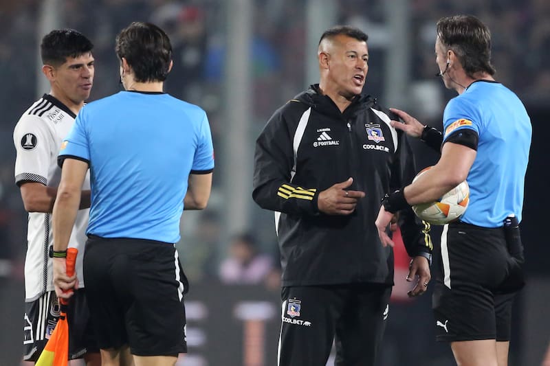 El entrenador de Colo Colo, Jorge Almiron discutiendo con los árbitros. Para la vuelta ya hay juez definido.