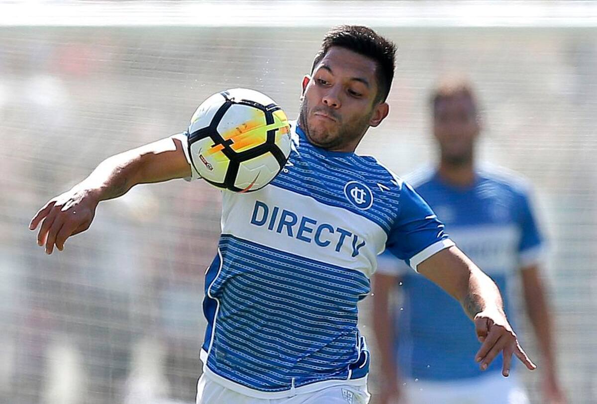 Ftbol, Colo Colo vs Universidad Catolica.
Septima fecha, campeonato 2018.
El jugador de Universidad Catolica Diego Rojas controla el balon durante el partido de primera division disputado contra Colo Colo en el estadio Monumental.
Santiago, Chile.
31/03/2018
Javier Torres/Photosport**********
Football, Colo Colo vs Universidad Catolica.
Seventh date, Championship 2018.
Universidad Catolica's player Diego Rojas controls the ball during a first division football match played against Colo Colo at the Monumental Stadium in Santiago, Chile.
31/03/2018
Javier Torres/Photosport