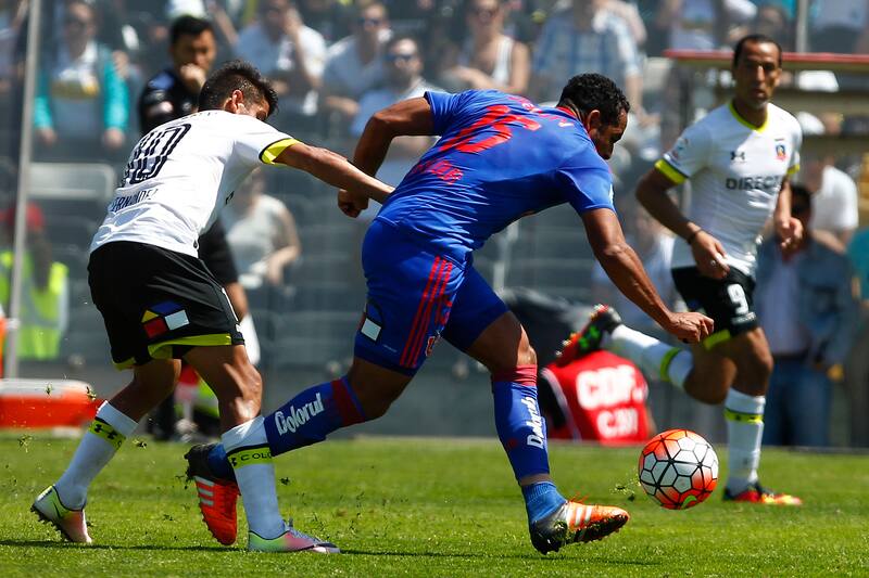 El jugador de Universidad de Chile Jean Beausejour, derecha, disputa con Ramon Fernandez de Colo Colo.