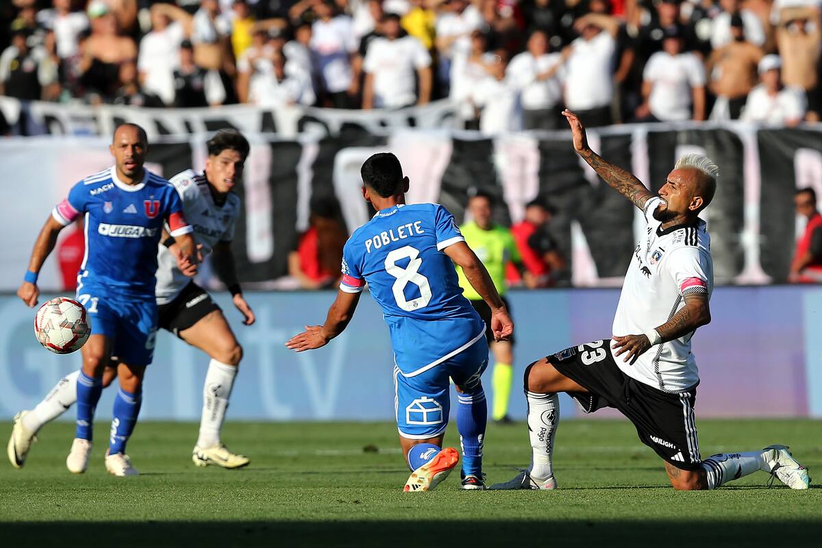 El jugador de Colo Colo Arturo Vidal disputa el balon con Israel Poblete de Universidad de Chile