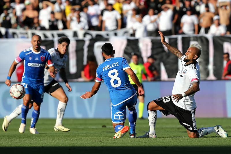 El jugador de Colo Colo Arturo Vidal disputa el balon con Israel Poblete de Universidad de Chile