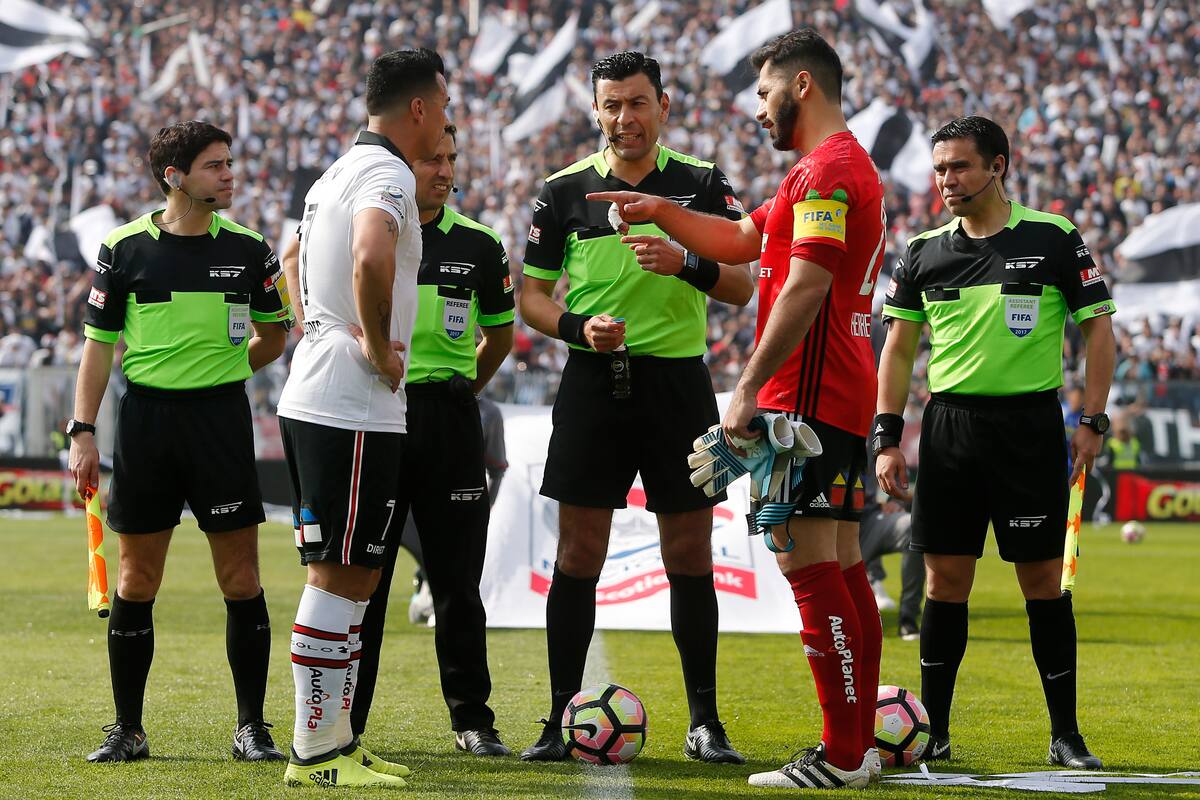 Johnny Herrera y Esteban Paredes en un Superclásico.