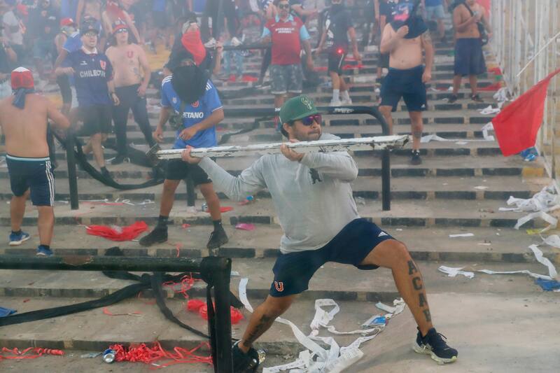 Los hinchas de la U también provocaron desmanes en el Estadio Monumental.