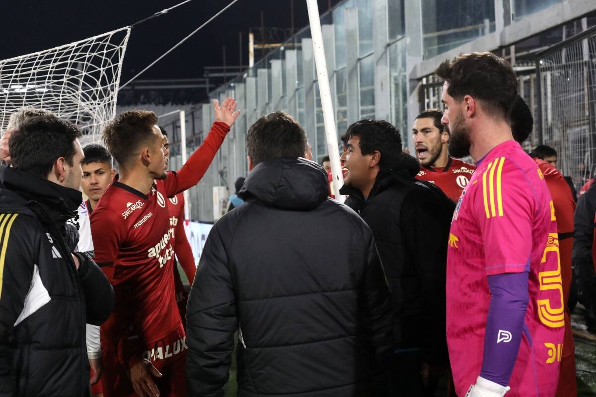 Colo Colo y Universitario de Perú no pudieron terminar el amistoso por los incidentes en las tribunas del Estadio Monumental