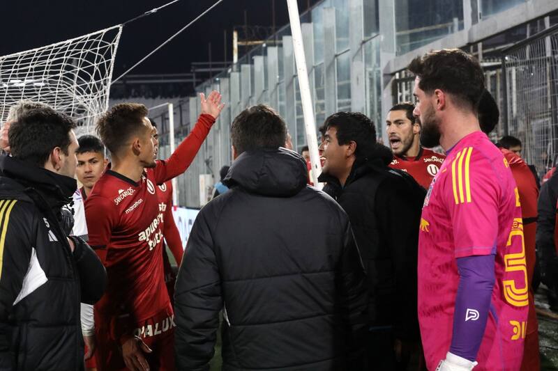 Colo Colo y Universitario no pudieron terminar el partido por los incidentes en las tribunas del Monumental