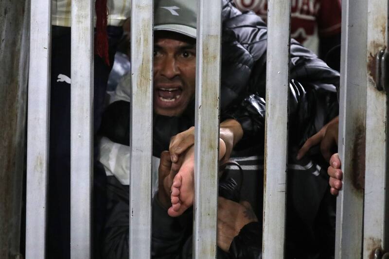Hinchas de Universitario de Perú pidiendo ayuda desesperada producto de los incidentes en el Monumental