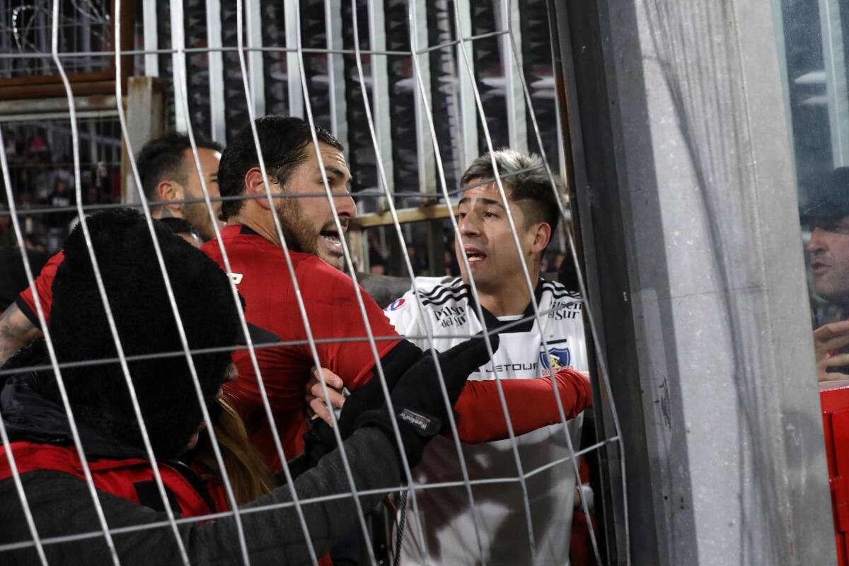 Jugadores de Colo Colo y Universitario de Perú interviniendo tras los incidentes en el Monumental