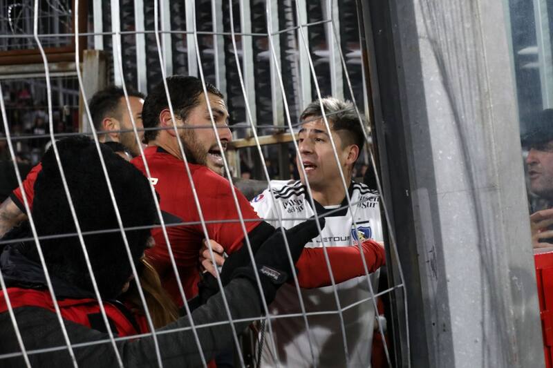 Jugadores de Colo Colo y Universitario de Perú interviniendo tras los incidentes en el Monumental