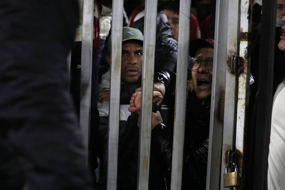 Hinchas de Universitario de Perú pidiendo ayuda en el Monumental