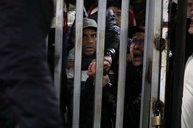 Hinchas de Universitario de Perú pidiendo ayuda en el Monumental