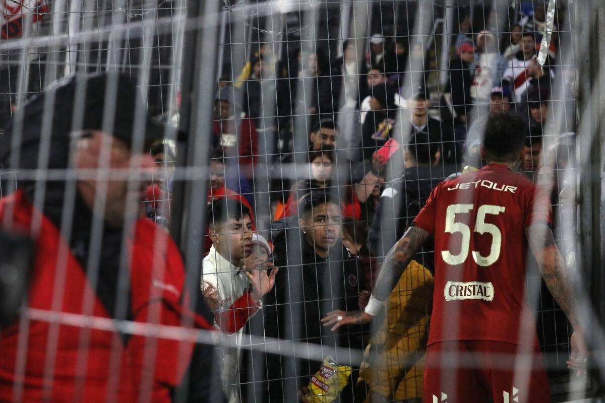 Hinchas de Universitario de Perú asustados en la galería sur (sector Magallanes)