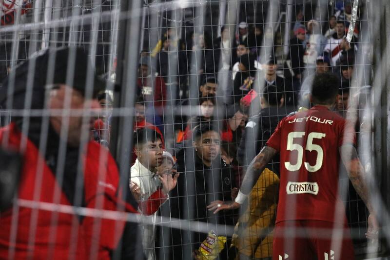 Hinchas de Universitario de Perú asustados en la galería sur (sector Magallanes)