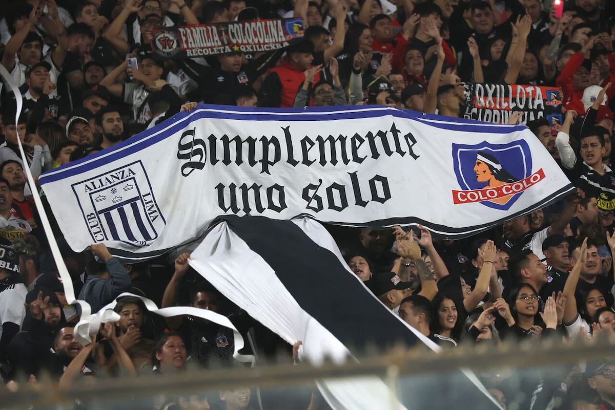 La amistad también une a ambas hinchadas. Foto: Aton