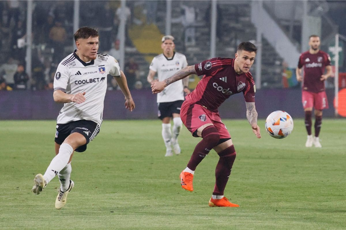chocan en el Estadio Monumental. Foto: Agencia Aton.