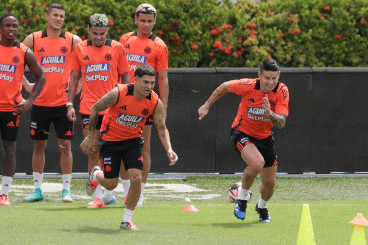 entrenó el lunes a las 9 de la mañana para no desgastar a los jugadores de cara al duelo contra Chile. Foto. EFE.