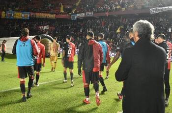 Ídolo de la UC está al borde de quedar sin club en Argentina y podría apelar a salvarse por secretaría