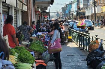 Estos son los productos que más compran los chilenos en la calle, según la Cámara Nacional de Comercio