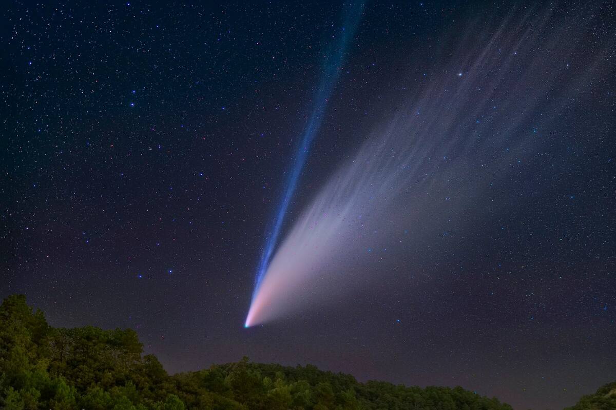 Por su gran resplandor, el cometa es descrito por los expertos como el cometa del siglo.