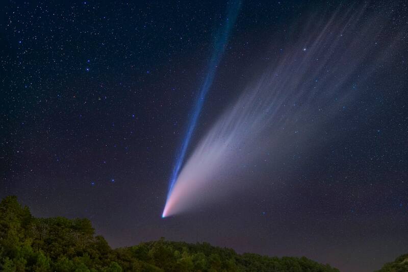 Por su gran resplandor, el cometa es descrito por los expertos como el cometa del siglo.