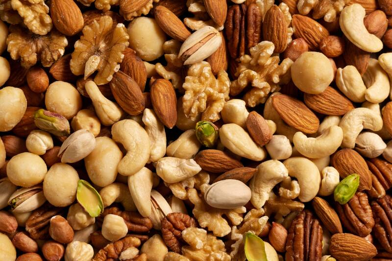 La dieta consiste, entre otros, de comer frutos secos.