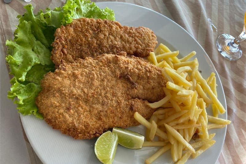 El pescado con agregado es uno de los platos preferidos por los niños y por quienes son más tradicionales en su alimentación. Créditos: Gicel Pinilla.