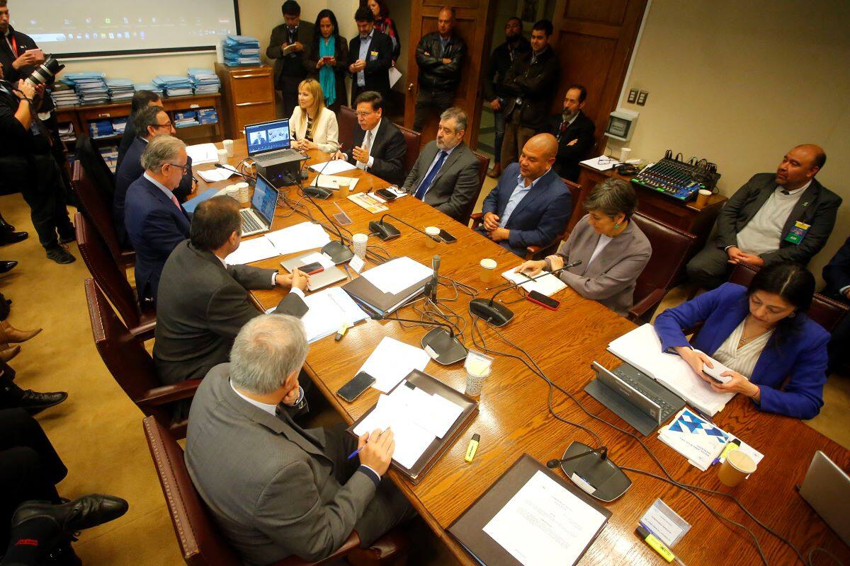 La ministra salud, Ximena Aguilera asistió a la Comisión de Salud del Senado.