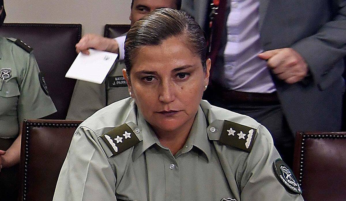 21 de NOVIEMBRE de 2018 / VALPARAISO
El general Hermes Soto (c) Marcela Sabat (izq) Karina Soza asiste a la comision Seguridad Ciudadana donde se refiere al informe respecto del procedimiento operativo que llevó a cabo el Grupo Táctico de Carabineros conocido como “Comando Jungla” en la comunidad de Temucuicui, provincia de Malleco, Región de la Araucanía, así como los hechos en que resultó muerto el comunero mapuche señor Camilo Catrillanca
FOTO :PABLO OVALLE ISASMENDI / AGENCIAUNO