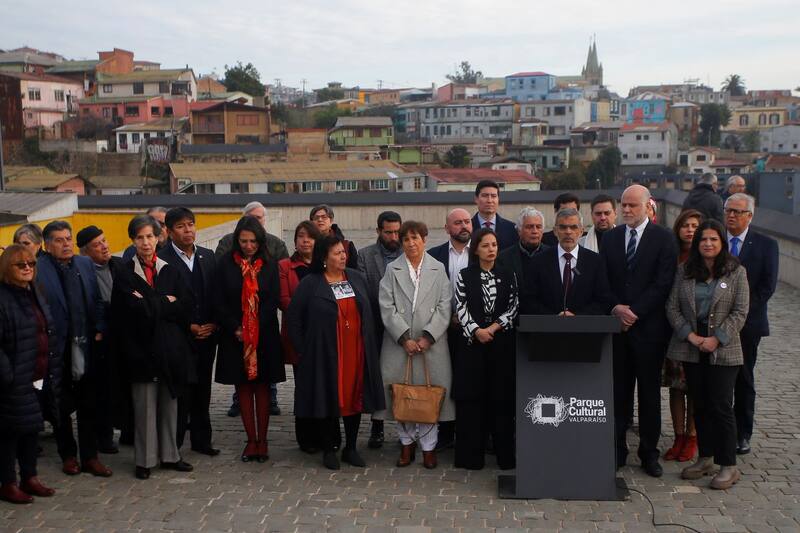 El ministro de la Secretaría General de la Presidencia, Álvaro Elizalde, de Justicia, Luis Cordero, y de Culturas, Carolina Arredondo, se reunieron con agrupaciones y parlamentarios para informar respecto a la agenda legislativa en materia de Derechos Humanos.
