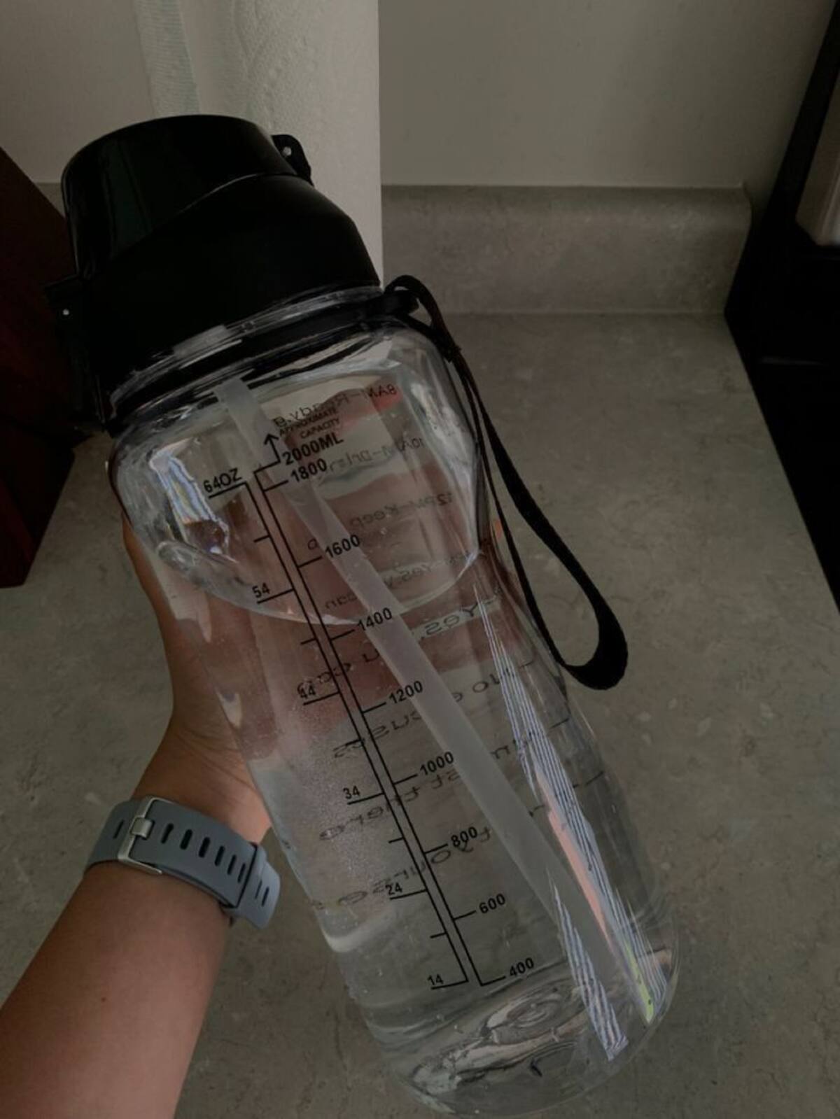 Tomar agua ayuda a mantener la hidratación en tu cabello, por lo que te recomendamos beber mínimo 2 litros de agua