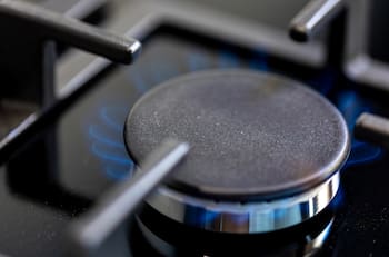 Sin refregar y sin químicos: Esta es la forma correcta de limpiar los quemadores de la cocina