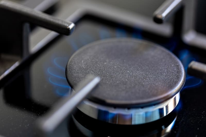 Debido a la preparación de ciertos alimentos y el uso diario, este electrodoméstico tiende a acumular suciedad fácilmente. Créditos: Freepik.