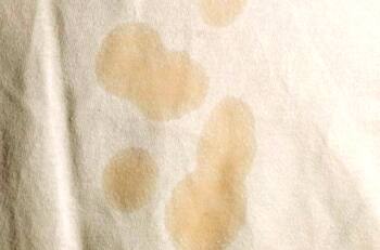 ¿Cómo quitar manchas de aceite en la ropa? Descubre un truco casero infalible