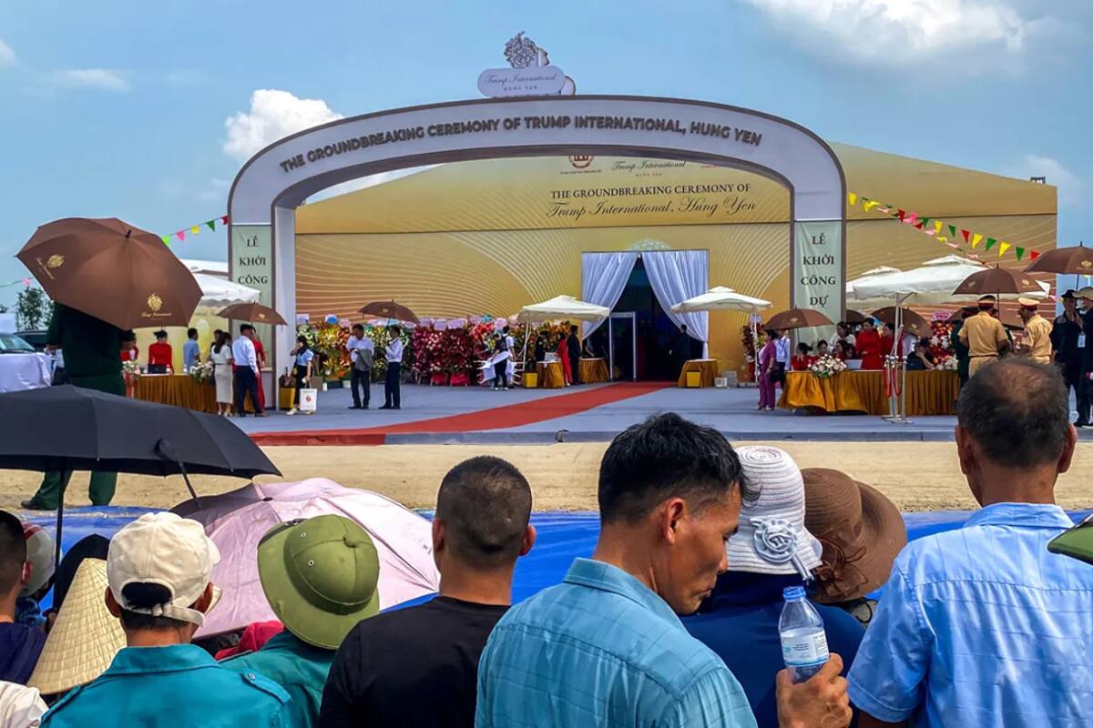 La ceremonia de la postura de la primera piedra fue vista por varios agricultores de la zona a la distancia.