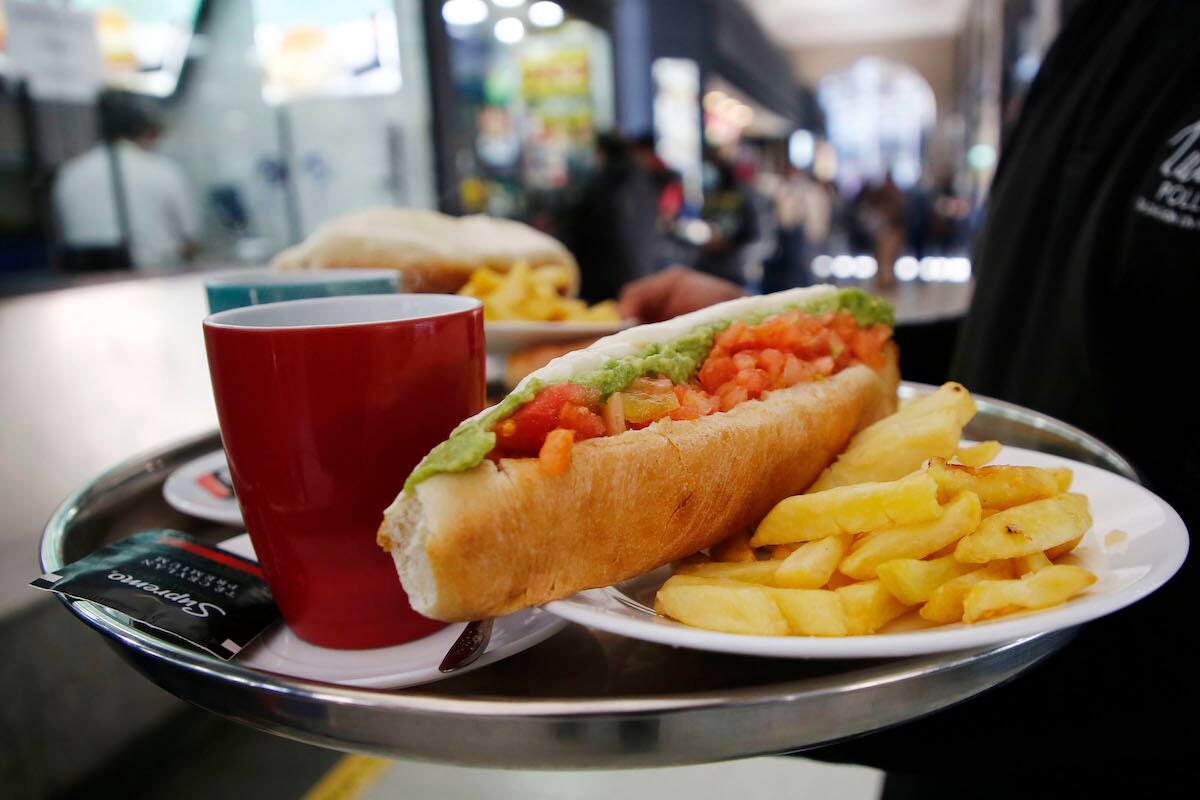 Chat GPT no consideró el completo entre los mejores sándwiches de Sudamérica.