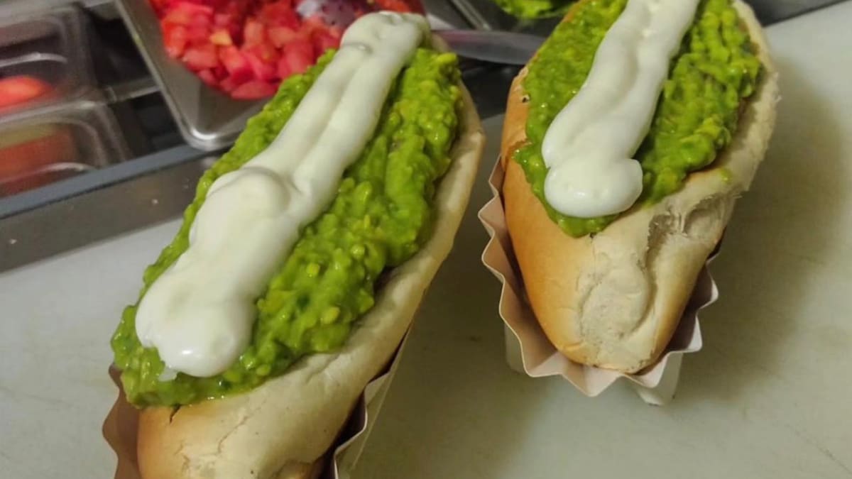 Los Pincheira: El imperdible local de Ñuñoa que ofrece completos gigantes con las “tres B”