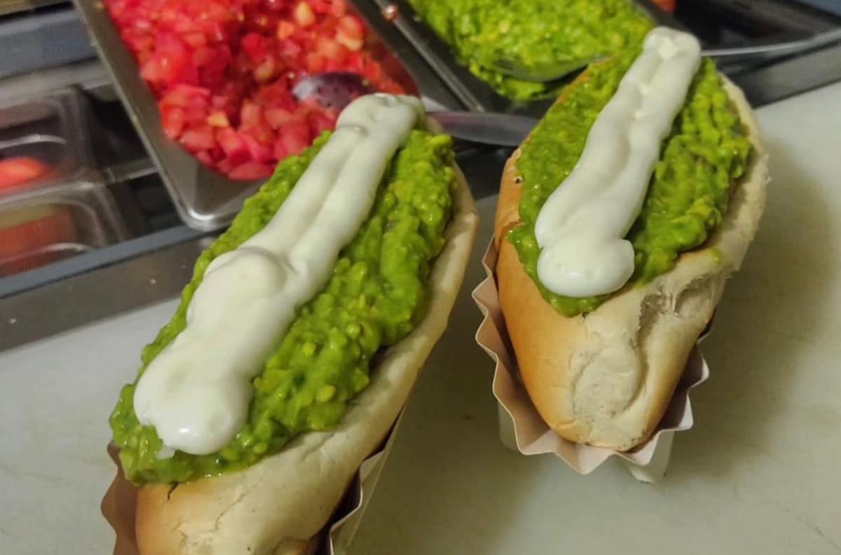 Los Pincheira: El imperdible local de Ñuñoa que ofrece completos gigantes con las “tres B”