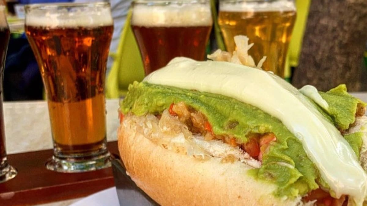 3 locales imperdibles para comer los mejores completos en Santiago