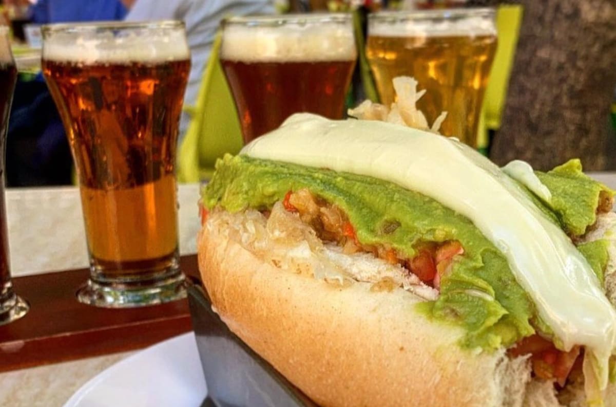 3 locales imperdibles para comer los mejores completos en Santiago