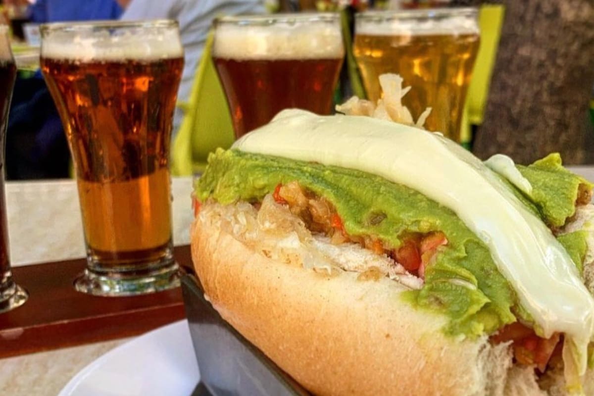 Tres panoramas imperdibles para comer los mejores completos en Santiago. Foto: Elkika.