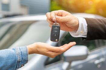 ¿Puedo comprar un auto si no tengo licencia de conducir? Esto dice la ley al respecto