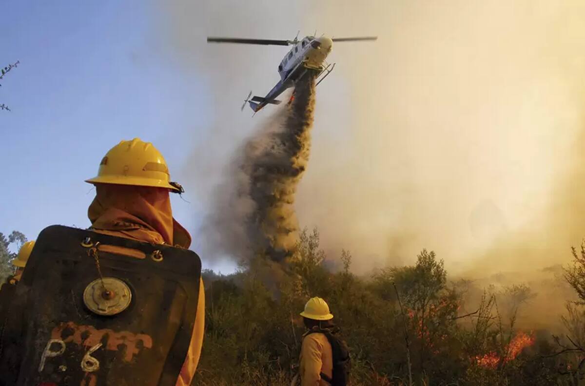 En tres regiones del país: estas son las comunas de Chile con más riesgo de sufrir incendios forestales según CONAF