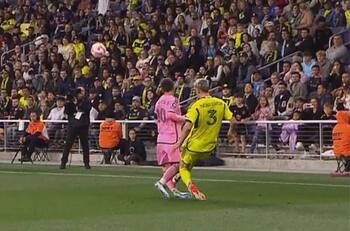 Jugador que casi quiebra a Lionel Messi le baja el perfil al planchazo: “Fue una barrida más”