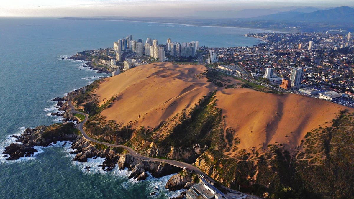 Esta ciudad costera lidera en calidad de vida en Chile y sus vistas son la razón: 7 km entre caletas y acantilados mirando al Pacífico