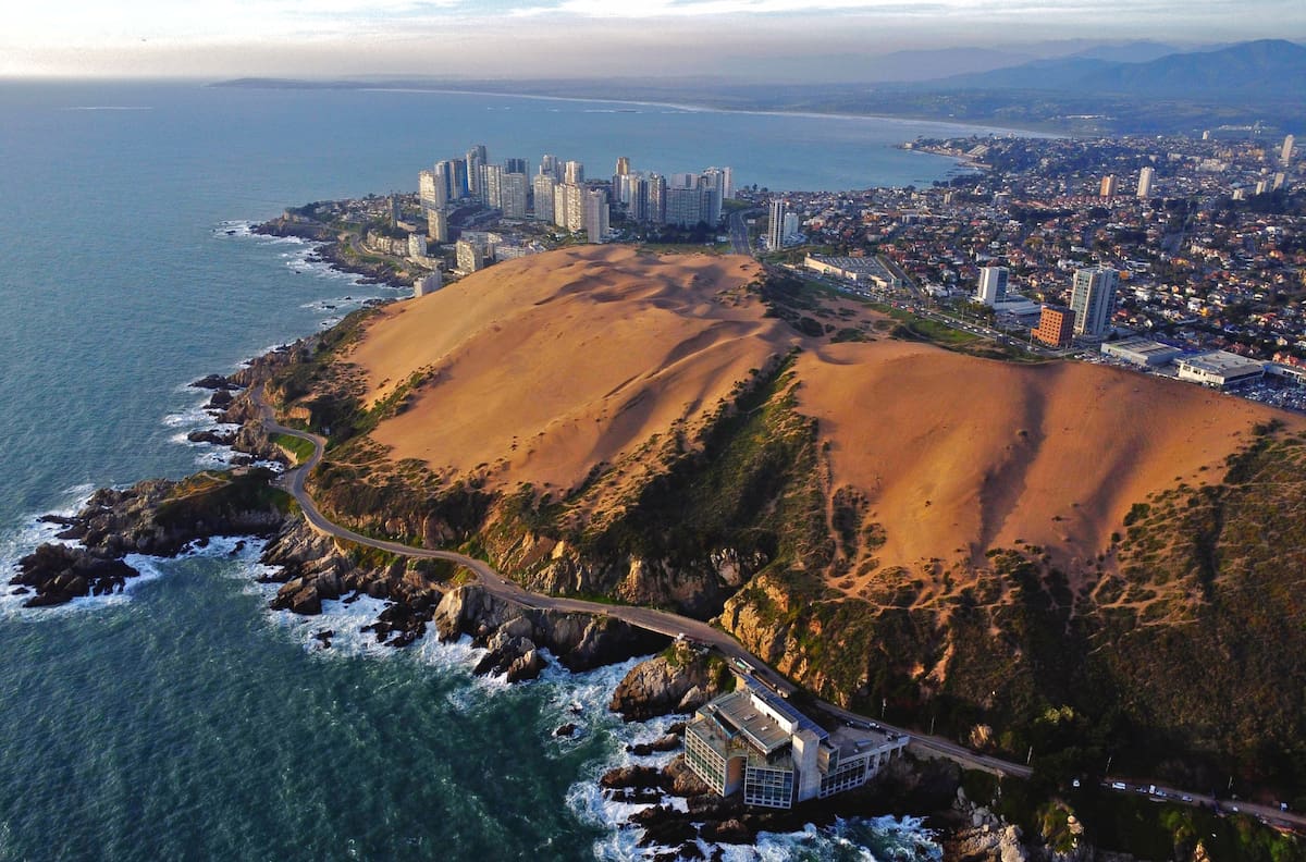 Esta ciudad costera lidera en calidad de vida en Chile y sus vistas son la razón: 7 km entre caletas y acantilados mirando al Pacífico