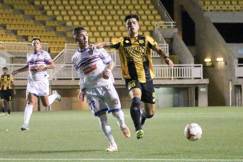 La caída ante Real San Joaquín terminó por sentenciar la permanencia de Agustín Parra al mando de los aurinegros. Foto: Campeonato Chileno.