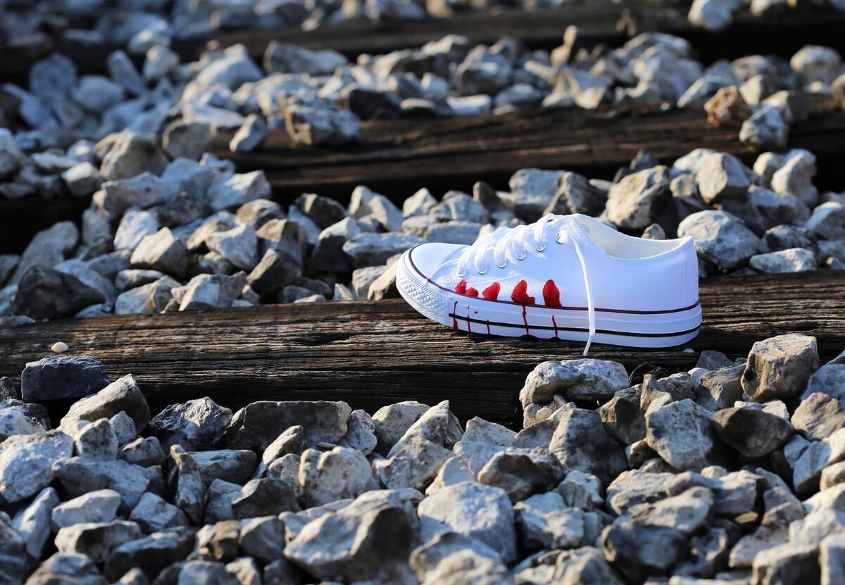 Si sientes que estás en riesgo o conoces a alguien de quien sospecha que está en búsqueda activa, no te olvides del 4141 que es la línea de emergencia disponible en Chile para la prevención del suicídio y está disponible las 24/7 | Fotos: Befunky