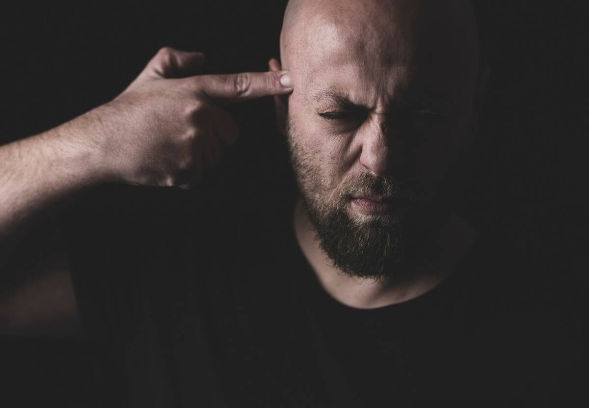 Si sientes que estás en riesgo o conoces a alguien de quien sospecha que está en búsqueda activa, no te olvides del 4141 que es la línea de emergencia disponible en Chile para la prevención del suicídio y está disponible las 24/7 | Fotos: Befunky