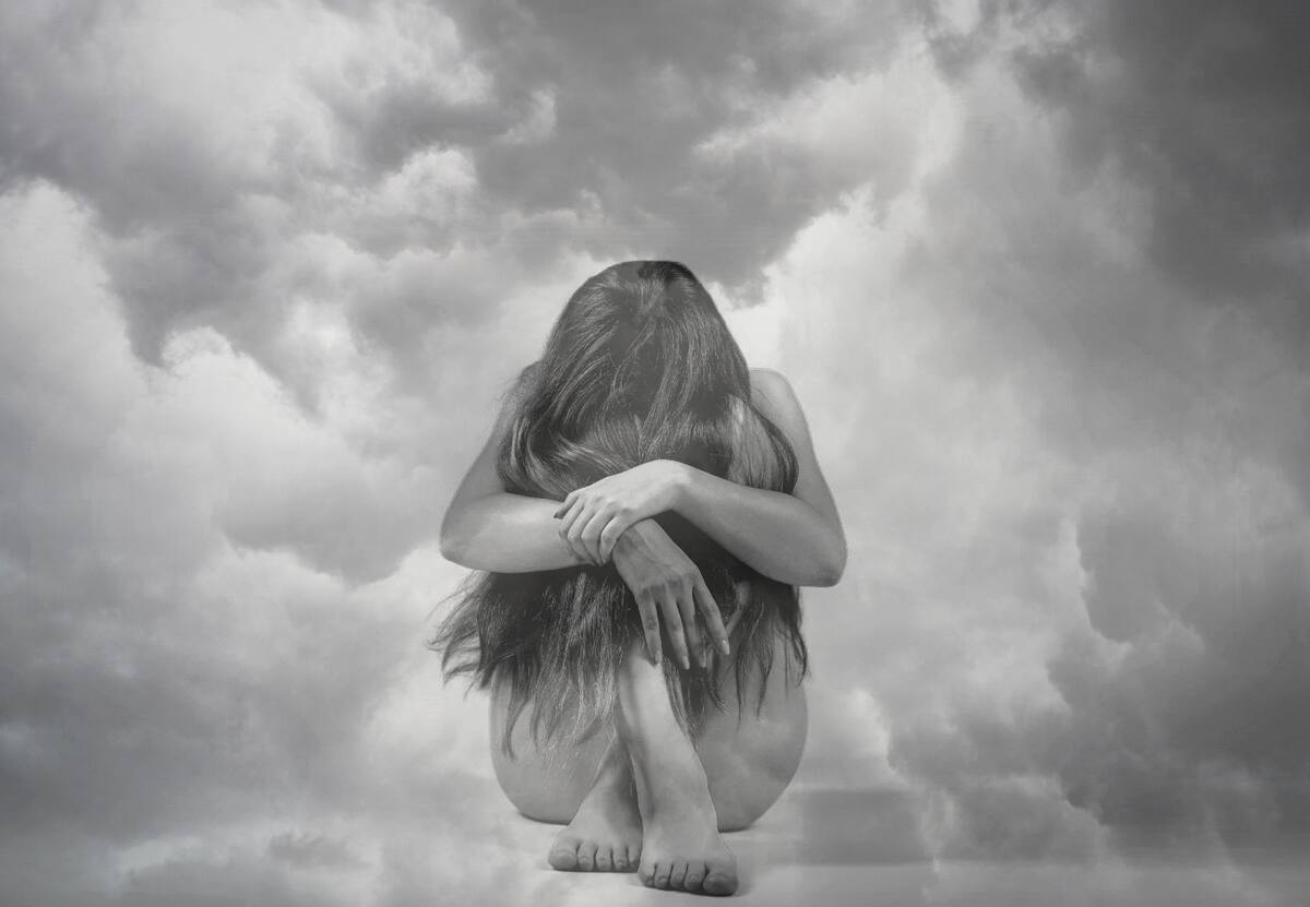 Si sientes que estás en riesgo o conoces a alguien de quien sospecha que está en búsqueda activa, no te olvides del 4141 que es la línea de emergencia disponible en Chile para la prevención del suicídio y está disponible las 24/7 | Fotos: Befunky