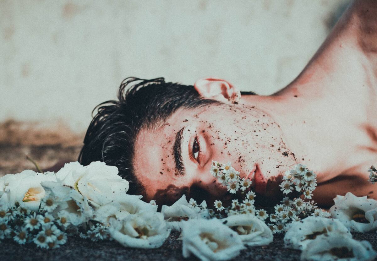 Si sientes que estás en riesgo o conoces a alguien de quien sospecha que está en búsqueda activa, no te olvides del 4141 que es la línea de emergencia disponible en Chile para la prevención del suicídio y está disponible las 24/7 | Fotos: Befunky