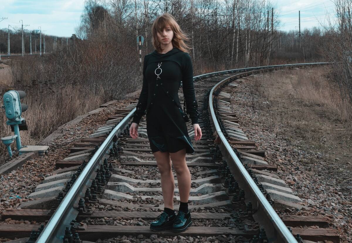 Si sientes que estás en riesgo o conoces a alguien de quien sospecha que está en búsqueda activa, no te olvides del 4141 que es la línea de emergencia disponible en Chile para la prevención del suicídio y está disponible las 24/7 | Fotos: Befunky